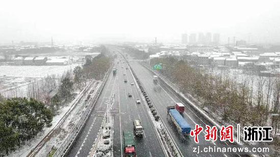 1月15日，杭宁高速长兴段出现中到大雪。吴世强 摄