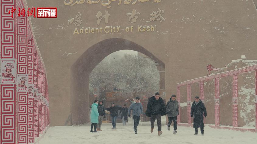 实拍新疆喀什市迎来2023年首场降雪