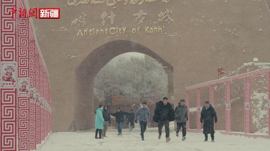 新疆喀什市迎来2023年首场降雪 
