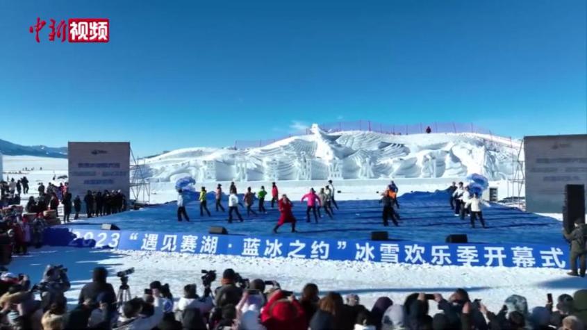 新疆赛里木湖景区打造兔主题冰雕引四方客
