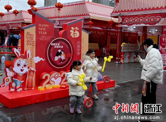 年货文化节现场的新春装置引人拍照。  萧云集（通讯员） 摄