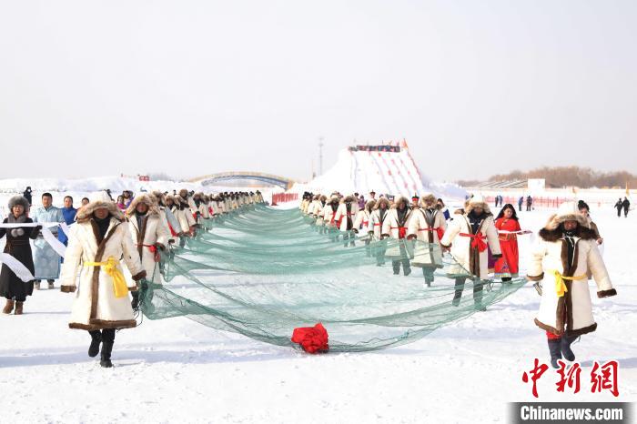 新疆巴州：中国最大内陆淡水湖冬捕首网“开门红”人欢鱼跃迎丰收