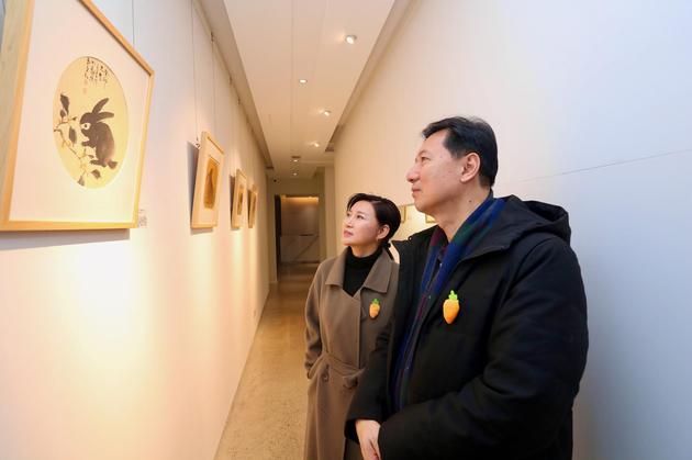 张福有、赵红云在展览现场观看作品。刘俊苍 摄