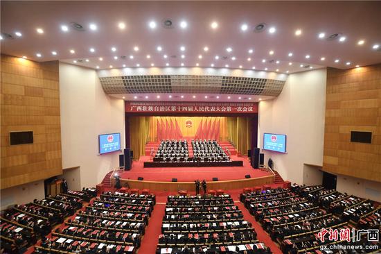 1月17日上午，广西壮族自治区第十四届人民代表大会第一次会议圆满完成各项议程，在南宁胜利闭幕。俞靖  摄