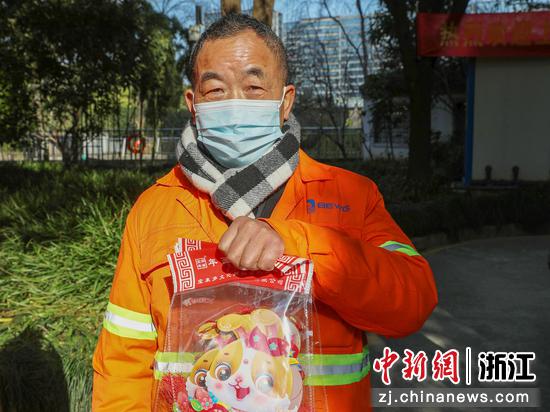杭州市拱墅区的河道工人在镜头面前展示收到的年礼 干儒森 摄