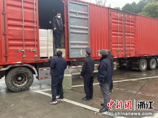 执法人员查获运输假冒卷烟的货车。 杭州市烟草专卖局供图