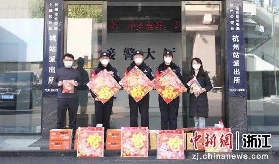 上海铁路公安局杭州公安处收到年礼合影