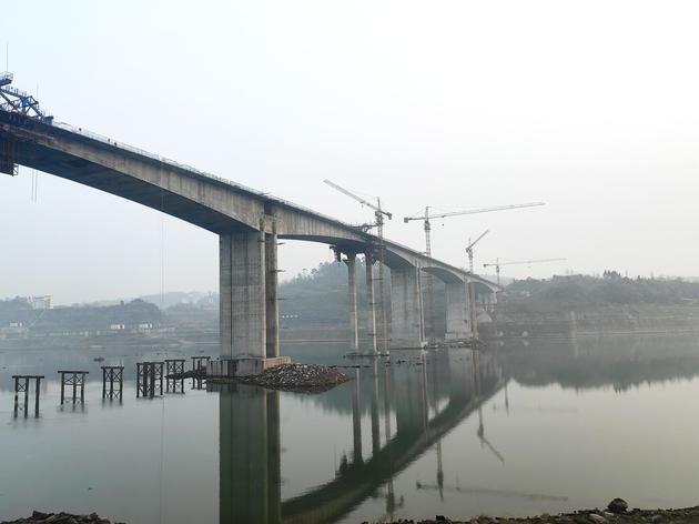 1月17日，由中建六局承建的省道208线广安罗渡渠江特大桥实现全桥合龙。中建六局供图