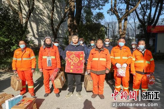 收到年礼的杭州市拱墅区的河道工人集体合影 干儒森 摄