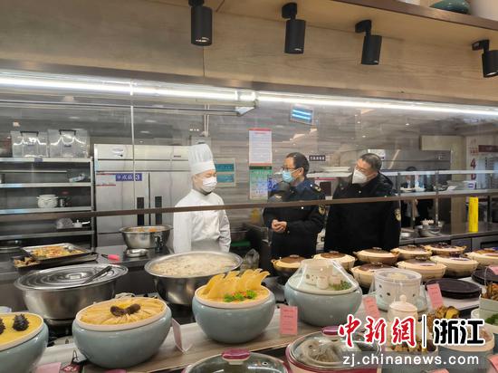 台州市市场监管局执法人员抽查从业人员食品安全掌握情况。  浙江省市场监管局 供图
