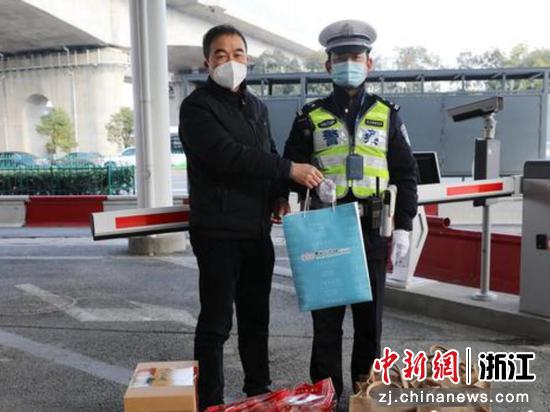 活动走进杭州市公安局余杭区分局交警大队。 干儒森 摄