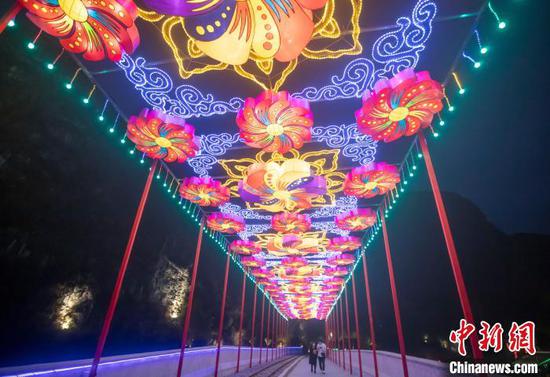 施秉县杉木河夜漂景区，游客在参观迎春灯会。　磨桂宾 摄