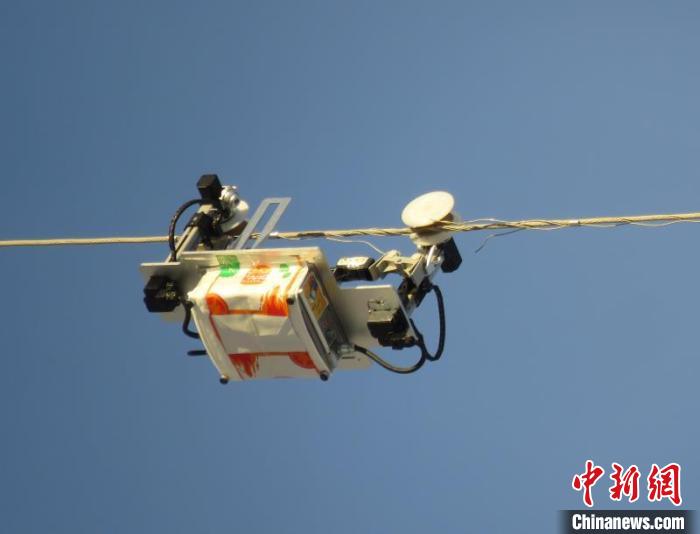 新疆電網首次應用機器人帶電修補光纜