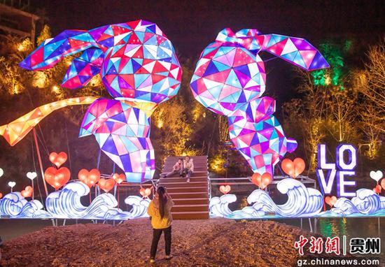 1月19日，在贵州省黔东南苗族侗族自治州施秉县杉木河夜漂景区，游客在观赏迎春灯会。