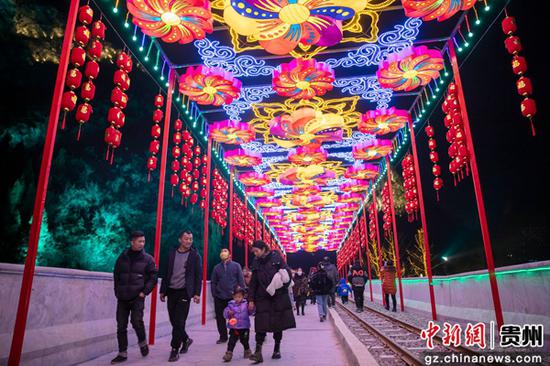 1月19日，在贵州省黔东南苗族侗族自治州施秉县杉木河夜漂景区，游客在观赏迎春灯会。
