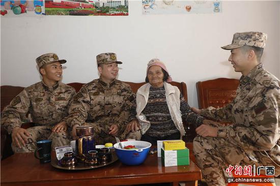武警官兵看望孤寡老人并了解其生活情况及需求。刘俊晖  摄