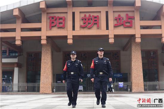 民警蒋鑫珲（左）和胡永亮（右）在车站巡查。毛怀 摄