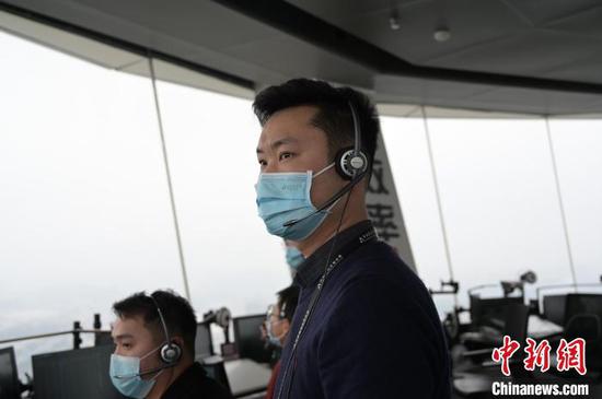 1月21日，贵阳龙洞堡国际机场塔台，值班主任王昊正在观察机场情况。　李杰　摄