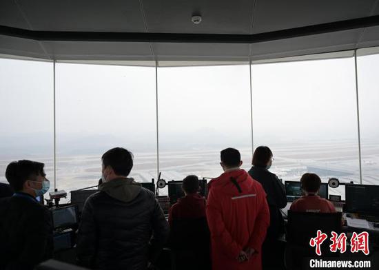 1月21日，贵阳龙洞堡国际机场塔台，塔台控制员们正在指挥航班。　李杰 摄