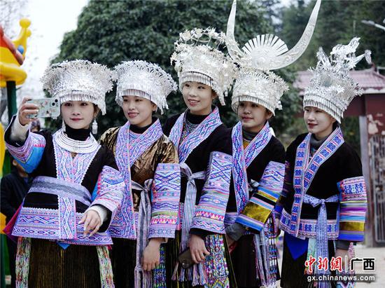 图为帮阳村的苗族姑娘身着盛装自拍。兰堃  摄