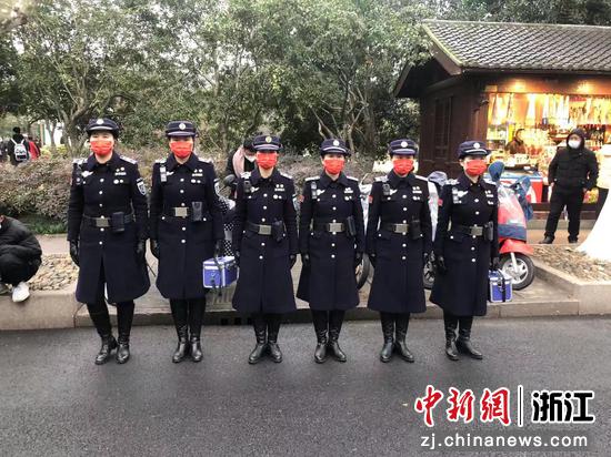 西湖女子巡逻队春节期间在西湖景区内执勤。杭州西湖风景名胜区综合行政执法队 供图