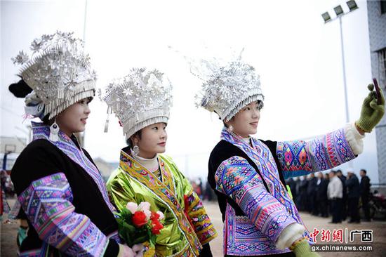 图为帮阳村几名苗族姑娘身着盛装自拍。兰堃  摄