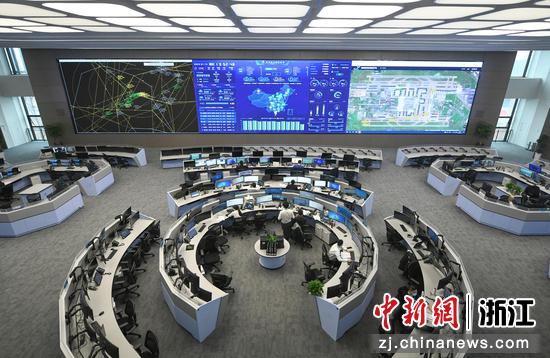 杭州萧山国际机场联合指挥中心内，智慧化运控系统大屏幕实时显示机场航班运行情况。王刚 摄
