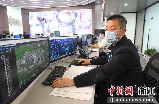 周得博在杭州萧山国际机场联合指挥中心查看航班运行情况。王刚 摄