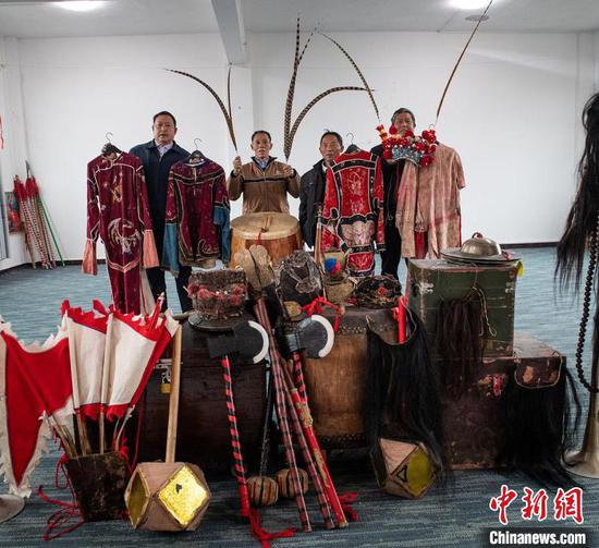 汉寨侗戏班的演员在展示老物件。　金可文　摄