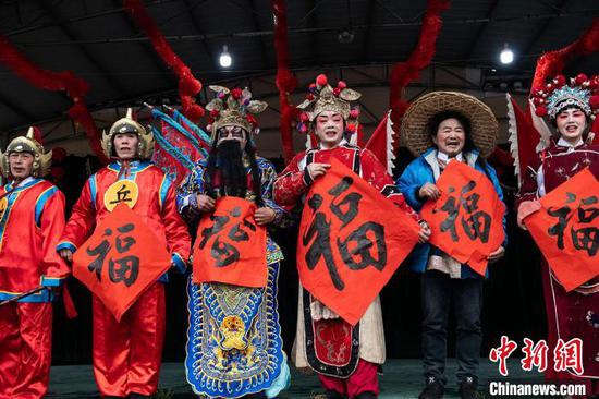汉寨侗戏班演员送新春祝福。　金可文 摄