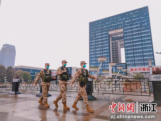 武警官兵正在巡逻。吴小桂 摄