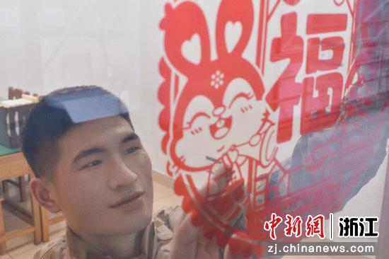 武警官兵正在张贴“福”字。吴小桂 摄