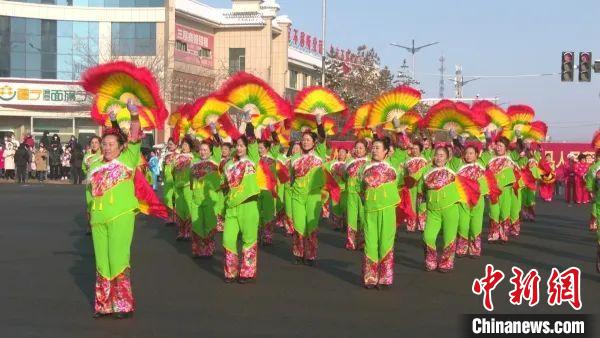 （新春走基层）新疆玛纳斯县：社火“耍”出幸福年味