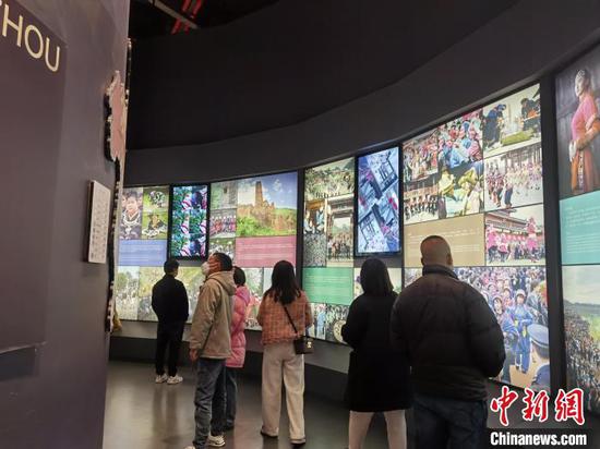 图为民众参观贵州省博物馆。　周燕玲 摄