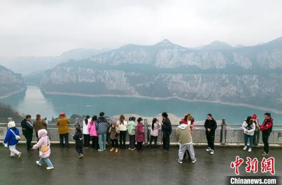 贵州省黔西市新仁苗族乡化屋村，游客在观景台观看乌江山水。　史开心 摄