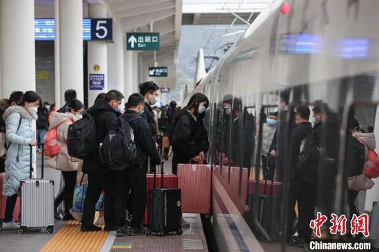 1月27日，贵州遵义，旅客在遵义站月台登车。　瞿宏伦 摄