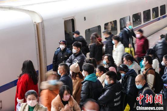 1月27日，贵州遵义，旅客在遵义站月台准备登车。　瞿宏伦 摄