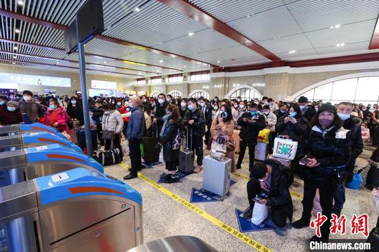 1月27日，贵州遵义，旅客在遵义站排队等待检票。　瞿宏伦 摄