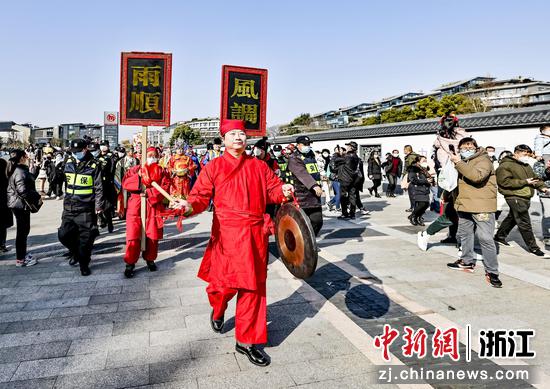 “迎财神”队伍走进杭州吴山广场。张金宝（通讯员）摄