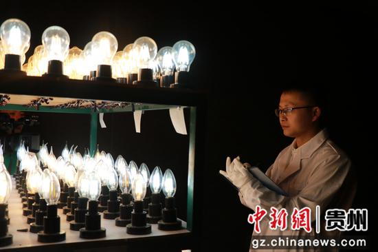 贵州省光技术联合创新与服务中心 技术人员正在检测成品灯饰