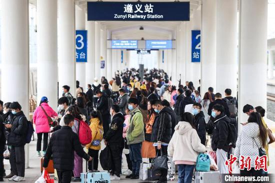 1月27日，贵州遵义，旅客在遵义站月台候车。　瞿宏伦 摄