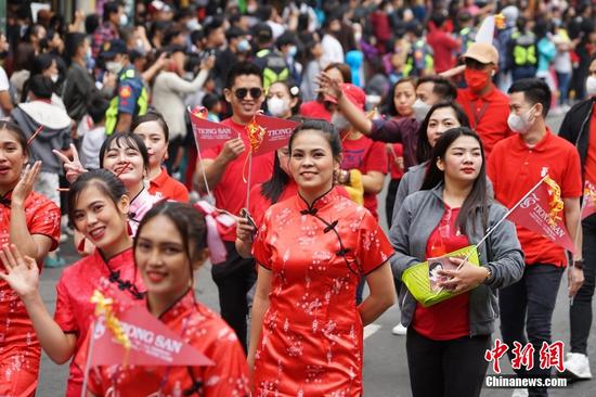 图为民众身着旗袍参加游行活动。 中新社记者 张兴龙 摄