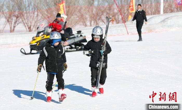 新疆巴里坤草原春节冰雪热 市民滑雪度新春