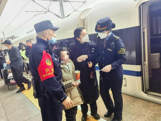贵州：男孩“遗落”高铁站 铁路民警相助团圆