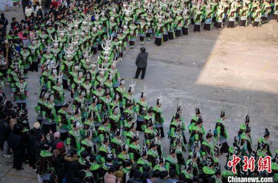 苗族同胞在贵州省从江县加勉乡党翁村吹芦笙踩歌堂。　吴德军 摄