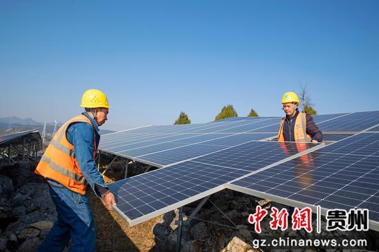 2023年1月30日，贵州省黔西市定新一期农业光伏电站项目施工现场，建设者在安装光伏组件。