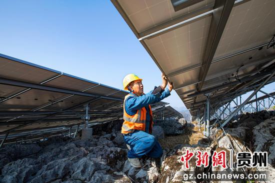 2023年1月30日，贵州省黔西市定新一期农业光伏电站项目施工现场，建设者在安装光伏组件。