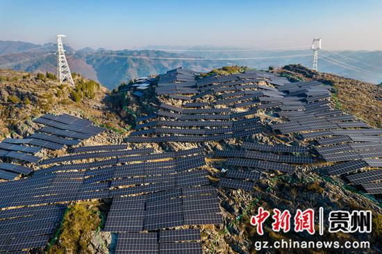 2023年1月30日拍摄的正在建设中的贵州省黔西市定新一期农业光伏电站项目施工现场一角（无人机照片）。