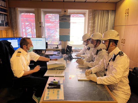 PSC检查官与船方沟通现场。宁波海事局供图