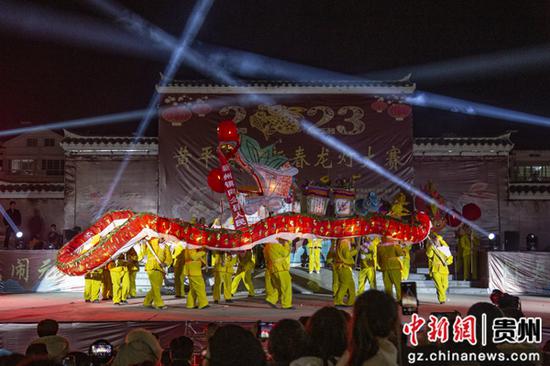 图为黄平县2023年迎新春龙灯大赛比赛现场。黄平融媒供图